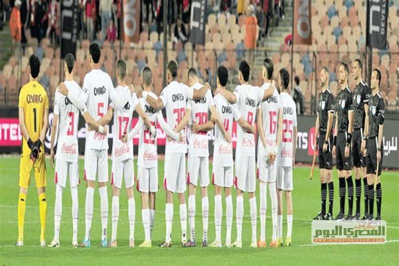 فريق الزمالك وطاقم التحكيم فى أرضية ملعب الاستاد